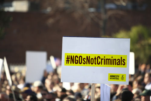 Transparent NGO not criminals auf einer Demonstration